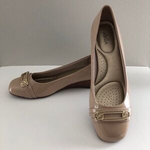 Abella Women's Tan Wedge Shoes